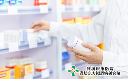 攝圖網_501652674_藥劑師手拿藥(企業商用) 攝圖網_501652674_藥劑師手拿藥(企業商用)