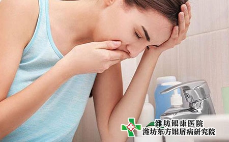 銀屑病的誘發因素有哪些?癥狀特點有哪些?