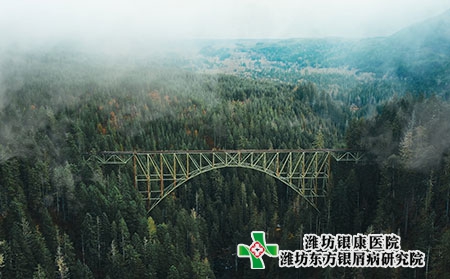 銀屑病的誘發因素有哪些?癥狀特點有哪些?