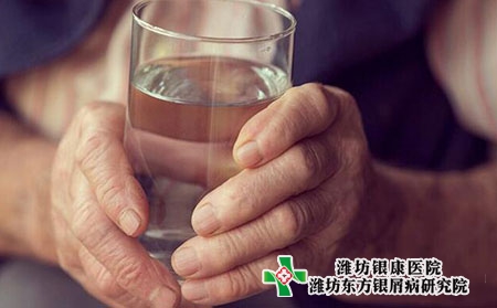 過量飲酒會導(dǎo)致牛皮癬嗎?誘發(fā)因素有哪些?