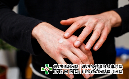 攝圖網(wǎng)_505726672_將潤膚劑涂抹在干燥的片狀皮膚上（企業(yè)商用）