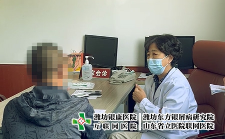 楊秀莉教授為患者看頭部牛皮癬 楊秀莉教授為患者看頭部牛皮癬