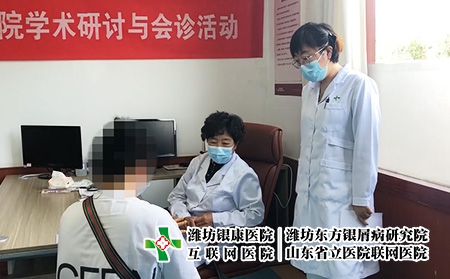 楊秀莉教授為患者看腿部牛皮癬 楊秀莉教授為患者看腿部牛皮癬