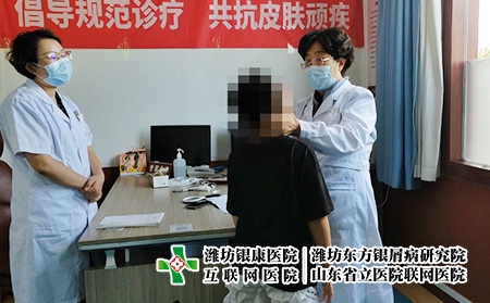 楊秀莉教授為患者看診 楊秀莉教授為患者看診