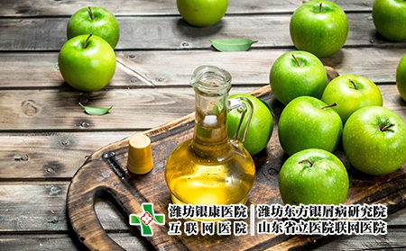 攝圖網(wǎng)_303639943_蘋果醋和綠在舊板上（企業(yè)商用）