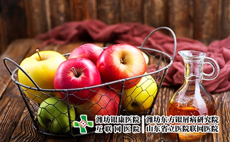 攝圖網(wǎng)_304244854_瓶中和桌上的蘋果醋（企業(yè)商用）