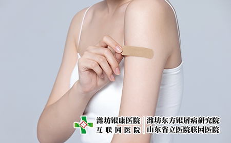 攝圖網_501700725_胳膊受傷貼創可貼的女性（企業商用）