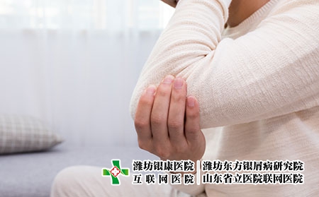 攝圖網_500708291_生病的年輕人胳膊疼(企業商用) 攝圖網_500708291_生病的年輕人胳膊疼(企業商用)