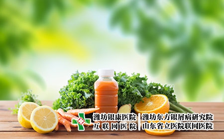 攝圖網(wǎng)_300127981_健康的飲食,食物,節(jié)食素食的瓶子與胡蘿卜汁,水果蔬菜木制桌子上綠色的自然背景裝胡蘿卜汁水果蔬菜的瓶子裝（企業(yè)商用）