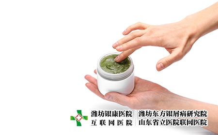 攝圖網_303673270_女手拿著一罐奶油將白紙隔絕在上皮膚護理和美容概念女手拿著一罐奶油白紙上隔絕皮膚護理和美容概念(企業商用) 攝圖網_303673270_女手拿著一罐奶油將白紙隔絕在上皮膚護理和美容概念女手拿著一罐奶油白紙上隔絕皮膚護理和美容概念(企業商用)