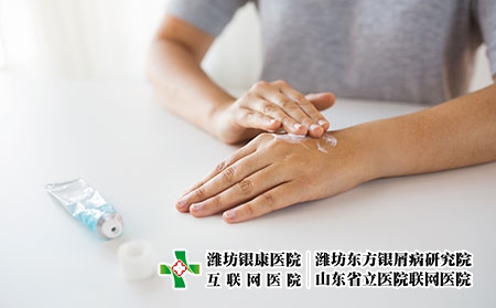 攝圖網_300119676_醫學,醫療保健人的密切婦女的手應用奶油治療藥膏用奶油治療藥膏雙手(企業商用) 攝圖網_300119676_醫學,醫療保健人的密切婦女的手應用奶油治療藥膏用奶油治療藥膏雙手(企業商用)