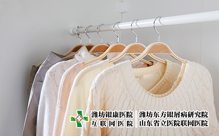 攝圖網(wǎng)_500764248_掛在衣柜里的一排衣服（企業(yè)商用）
