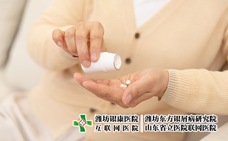 攝圖網_501568833_老奶奶坐沙發上吃藥特寫(企業商用) 攝圖網_501568833_老奶奶坐沙發上吃藥特寫(企業商用)