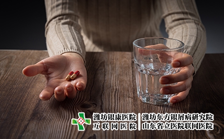 攝圖網(wǎng)_501699698_女性手心放著藥(企業(yè)商用)水 攝圖網(wǎng)_501699698_女性手心放著藥(企業(yè)商用)水