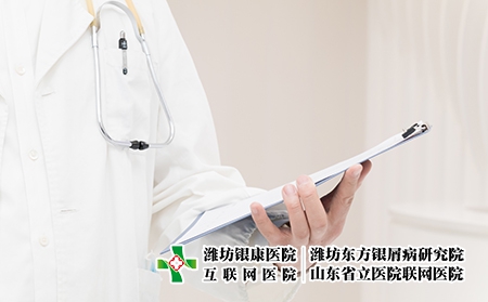 攝圖網_500313251_認真寫文檔的年輕醫生特寫（企業商用）