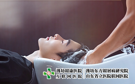 攝圖網_501431691_理發師給顧客洗頭(企業商用) 攝圖網_501431691_理發師給顧客洗頭(企業商用)