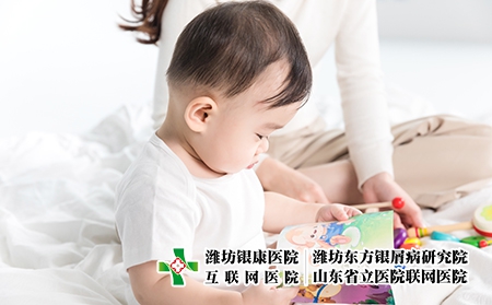 攝圖網_501154824_嬰兒翻閱書籍（企業商用）