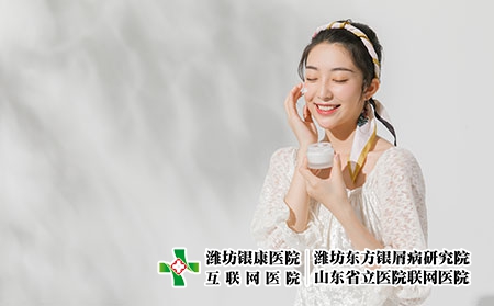 攝圖網_501644950_美女夏日涂抹防曬霜(企業商用) 攝圖網_501644950_美女夏日涂抹防曬霜(企業商用)