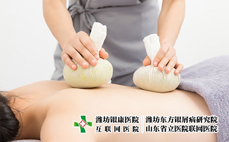 攝圖網(wǎng)_501763551_按摩師給顧客做泰式spa艾草理療（企業(yè)商用）