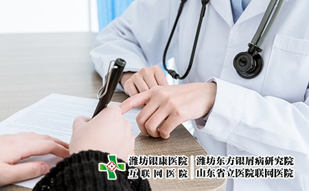 攝圖網(wǎng)_501160874_醫(yī)生問診填寫病單（企業(yè)商用）