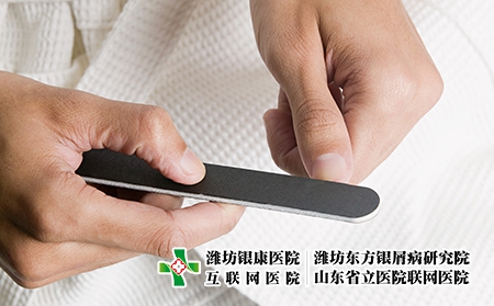 攝圖網_501460717_男人用指甲刀銼指甲(企業商用) 攝圖網_501460717_男人用指甲刀銼指甲(企業商用)