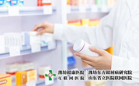 攝圖網_501652674_藥劑師手拿藥（企業商用）