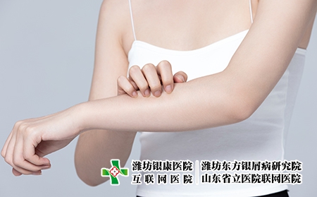 攝圖網(wǎng)_501700721_皮膚過敏抓撓手臂的女性（企業(yè)商用）