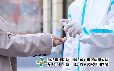 攝圖網(wǎng)_501692504_園區(qū)內(nèi)為都市女性手部消毒的醫(yī)護(hù)人員特寫(xiě)（企業(yè)商用）