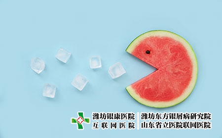 攝圖網_500498028_夏季清涼解暑噴冰塊的西瓜（企業商用）