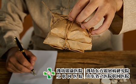 攝圖網_501674736_中醫醫師調配中藥（企業商用）