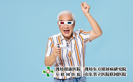 攝圖網(wǎng)_501732536_帶著3D眼鏡玩游戲的老爺爺（企業(yè)商用）