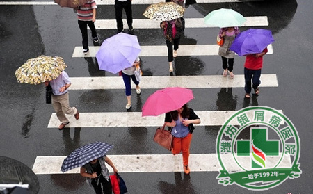 銀屑病患者雨天出行注意事項(xiàng)