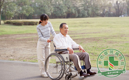 　　中醫認為，煥為秋季的主氣，稱為“秋燥”，其氣清肅，其性干燥。常見口干、唇干、鼻干、咽干，舌干少津，大便于結，皮膚干，甚至皸裂等癥。由于秋季空氣逐漸變冷，可促使一些疾病復發，故此時節，銀屑病患者的人數明顯增多，尤其是中老年銀屑病患者。那為了身體的健康著想，中老年銀屑病患者秋季保健