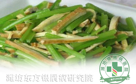 老年銀屑病患者吃芹菜可預防失眠