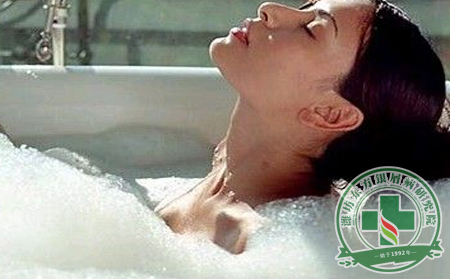 愛干凈無罪,銀屑病患者洗澡需謹慎