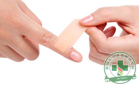 銀屑病患者受了傷不要總是用創可貼 