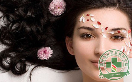 通過飲食調(diào)整銀屑病患者能緩解少白頭嗎