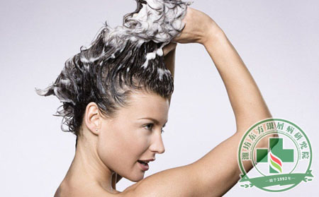 借助鹽水，銀屑病患者可以改善三種現象發生