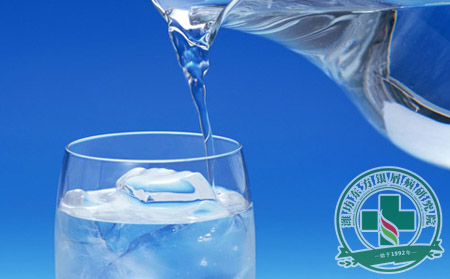 為何建議銀屑病患者常喝白開水