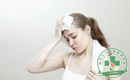 天熱了銀屑病無需護理就會自然可以起來嗎?