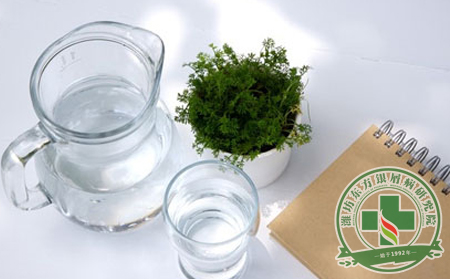 每天八杯水，銀屑病患者知道怎么喝才健康嗎