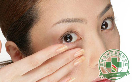 女性銀屑病患者戴隱形眼鏡過程中的護理方法問題