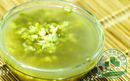 焦熱難耐，銀屑病患者飲用綠豆湯時應注意這些禁忌