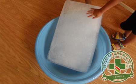 夏季桑拿天銀屑病患者應(yīng)善用冰塊降溫