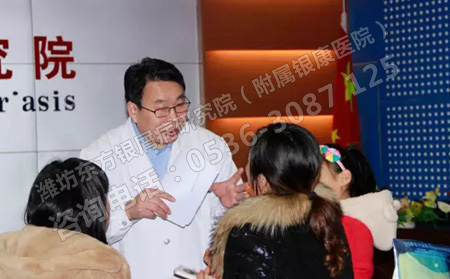 會議結束后，患者向醫生咨詢