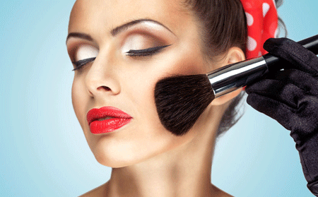 女性銀屑病患者化妝