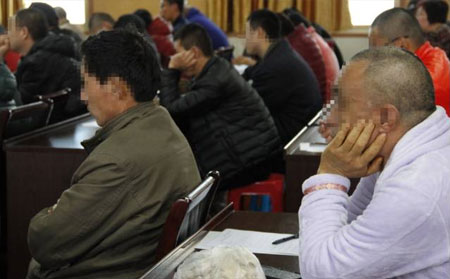 銀屑病患者認真聽講