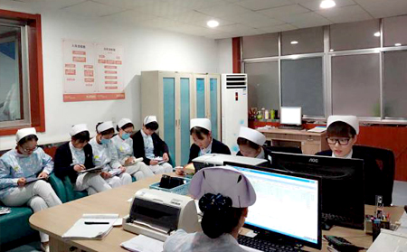 護理們在學習專業知識