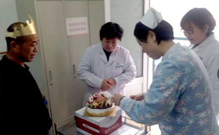 護士們在為銀屑病患者過生日