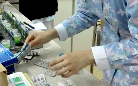 護士早起為銀屑病患者配藥